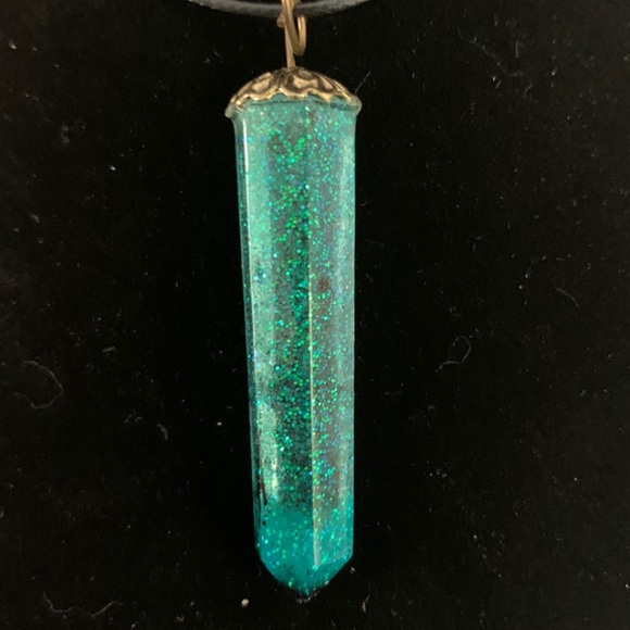 Resin crystal necklaces - Picture 11 of 12